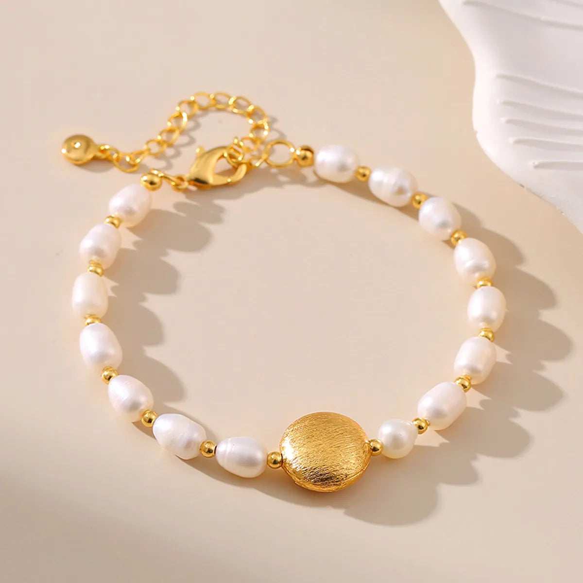 women's gold bangle bracelets-Retro Round Freshwater Pearl Copper Plating Bracelets