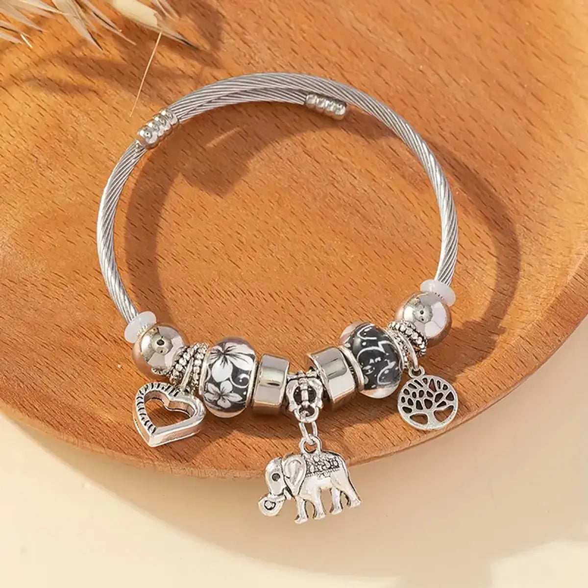 women's gemstone cuff bracelets-Retro Ethnic Style Heart Shape Life Tree Silver Plated Alloy Wholesale Bangle